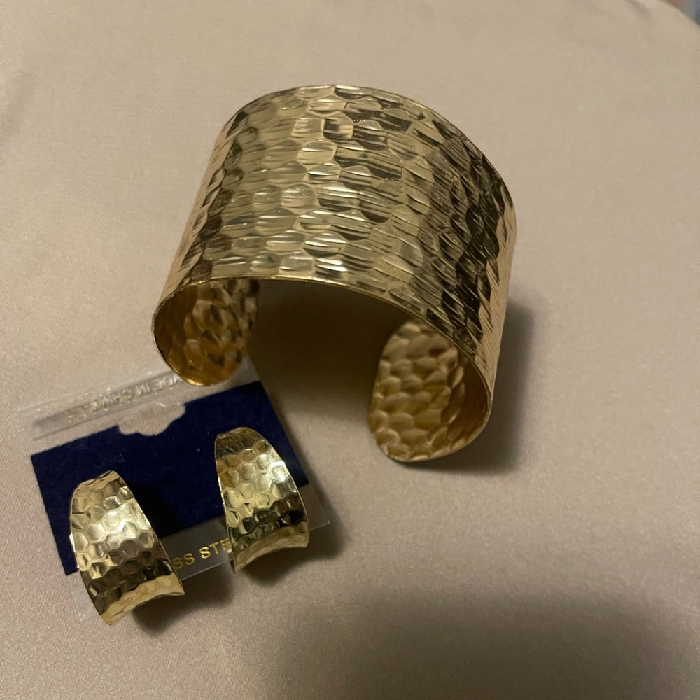 Cuffed bracelet and matching earrings